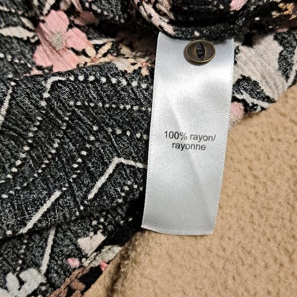 Maurices 3/4 Sleeve Tunic Size MD.. Keyhole Front Fasten.. Black Floral Print - Picture 8 of 8